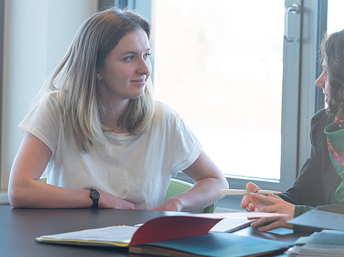 Studierende wird beraten