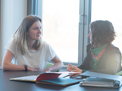 Studierende wird beraten