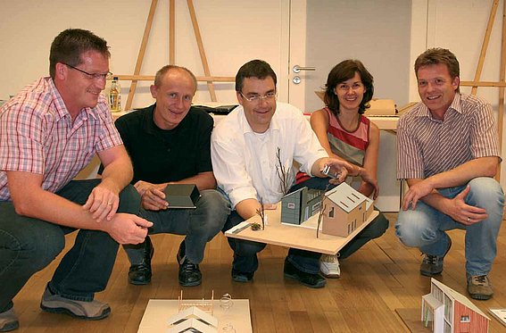 Grafik: Die Initiatoren des Wettbewerbs „Prefabricated Houses“ Tobias Kaiser, die Professoren der Hochschule Ernst Thevis, Ulrich Knaack und Susanne Schwickert sowie Marcus Kaiser (v.l.n.r.) präsentieren das erst platzierte Modell.
