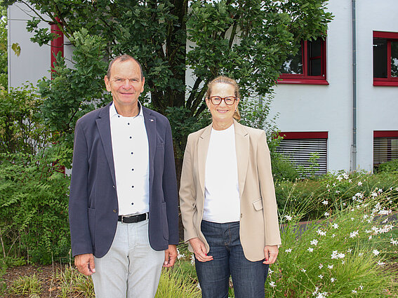 Professor Dr. Jürgen Krahl (left), President of TH OWL, and Professor Dr. Marion Halfmann, President of Bonn-Rhein-Sieg University of Applied Sciences, stand in front of the TH OWL administration building on the Innovation Campus Lemgo.