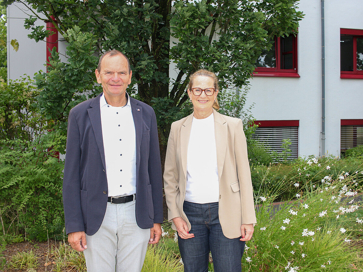 Professor Dr. Jürgen Krahl (left), President of TH OWL, and Professor Dr. Marion Halfmann, President of Bonn-Rhein-Sieg University of Applied Sciences, stand in front of the TH OWL administration building on the Innovation Campus Lemgo.