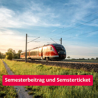 Foto von einem Zug, der durch eine grüne Landschaft fährt. Auf dem Bild steht als Text: Semesterbeitrag und Semesterticket.