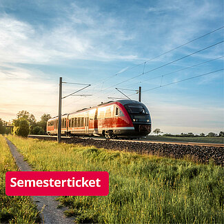 Foto von einem Zug, der durch eine grüne Landschaft fährt. Auf dem Bild steht  als Text: Semesterticket.