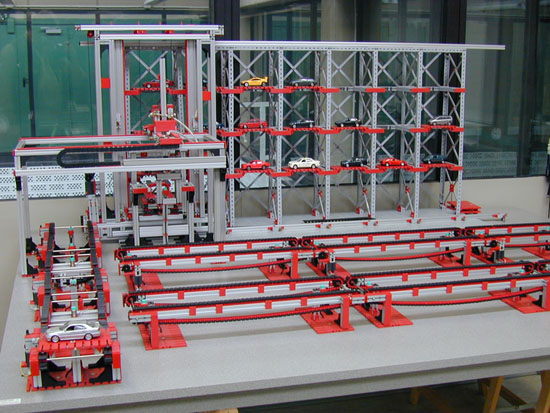 Modell eines Materialflusssystems (eingesetzt bei der Programmierung von Steuerungen im Rahmen des Praktikums) Modell eines Materialflusssystems (eingesetzt bei der Programmierung von Steuerungen im Rahmen des Praktikums)