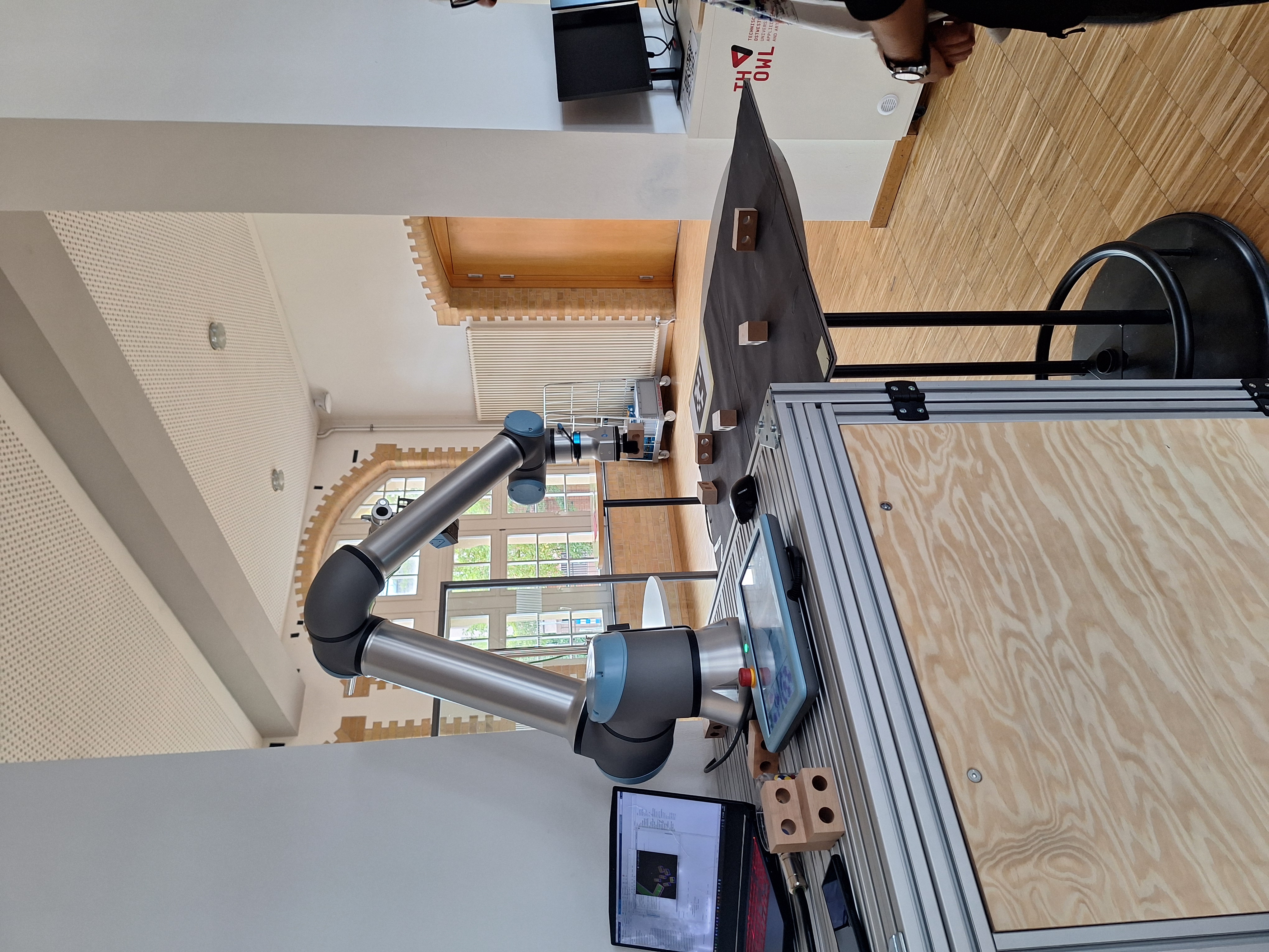 Roboterarm im Einsatz. Im Foyer in der TH OWL Detmold.
