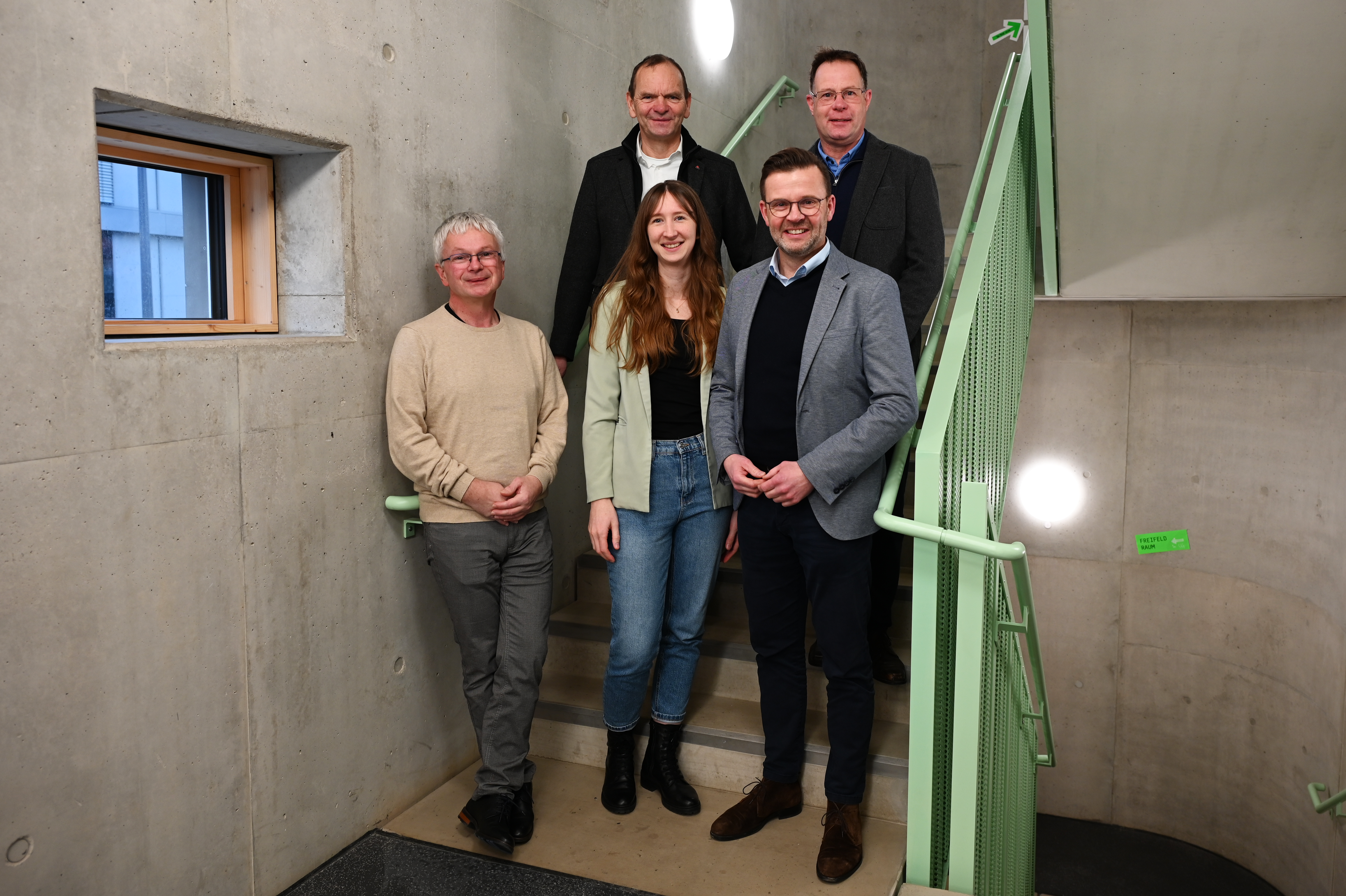 Foto: Vier Herren und eine Dame stehen im Treppenhaus des KIO in Detmold.
