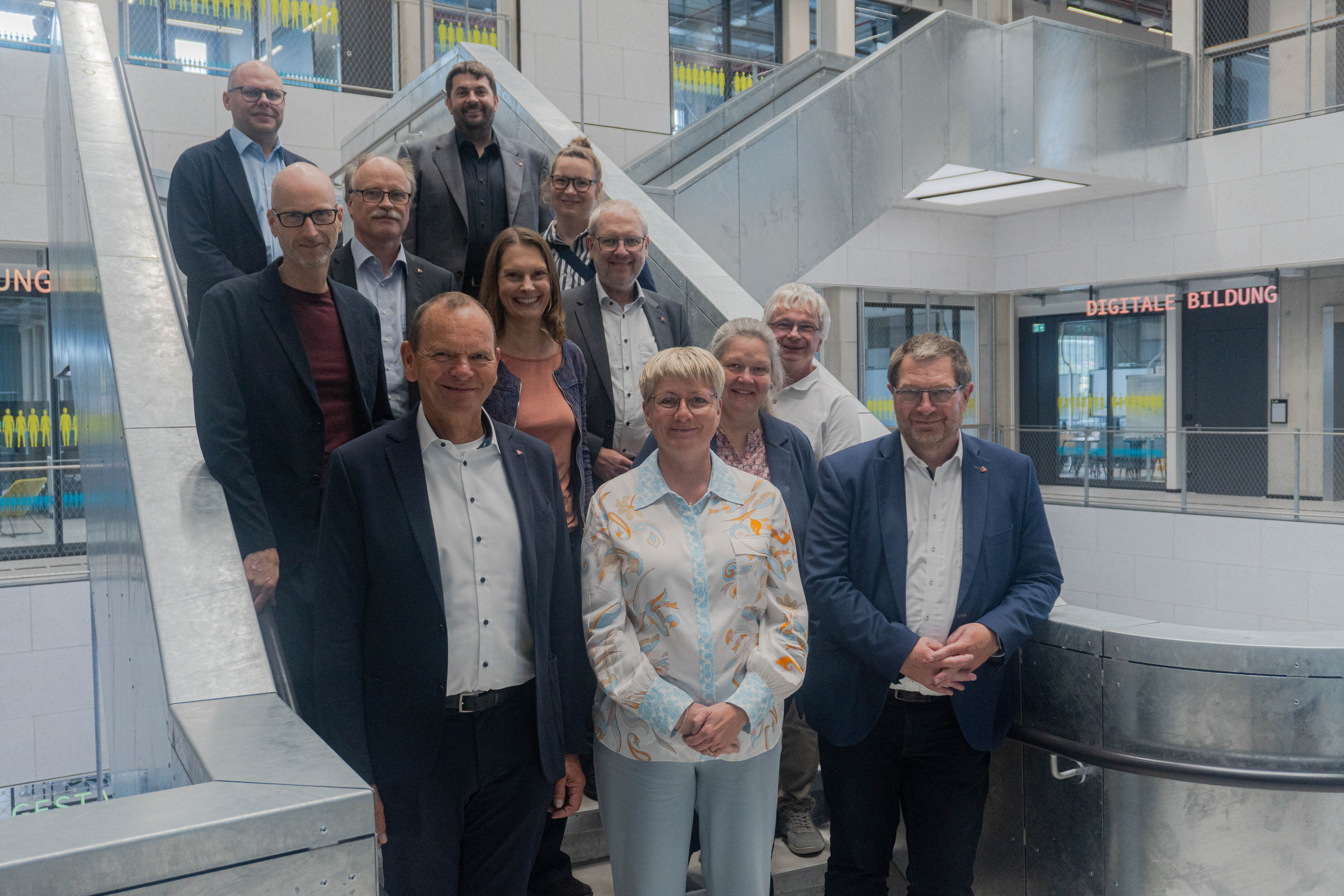 Foto: Eine Gruppe steht auf der Treppe im InnovationSPIN auf dem Innovation Campus in Lemgo.